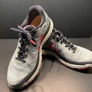 Women’s New Balance, size 8 US - Gray and Black Running Shoes. Good condition!